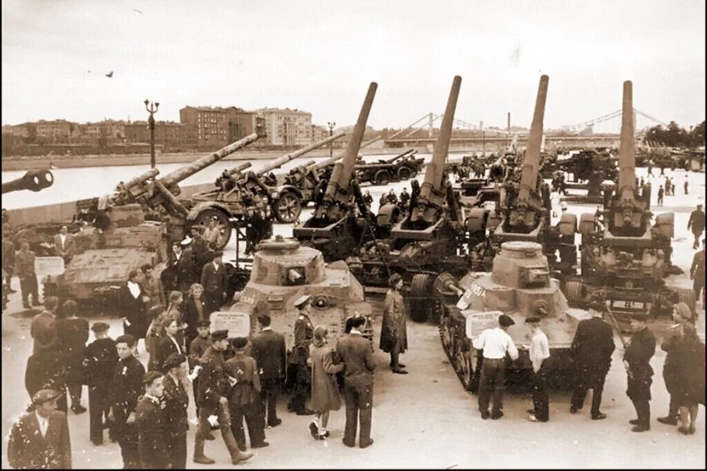 Выставка трофейной техники в парке горького в 1943 году. Выставка трофейного вооружения в парке горького 1943 г. Выставка трофейного вооружения в парке горького 1943 г. Выставка трофейной техники в парке горького в 1943 году. Выставка трофейной техники в москве 1943.