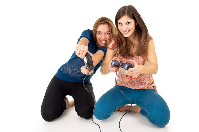 Позы играющих в приставку. Девушка с джойстиком. Мальчик и девочка играют в приставку. Две девушки играли в приставку. Две девушки играли в приставку.