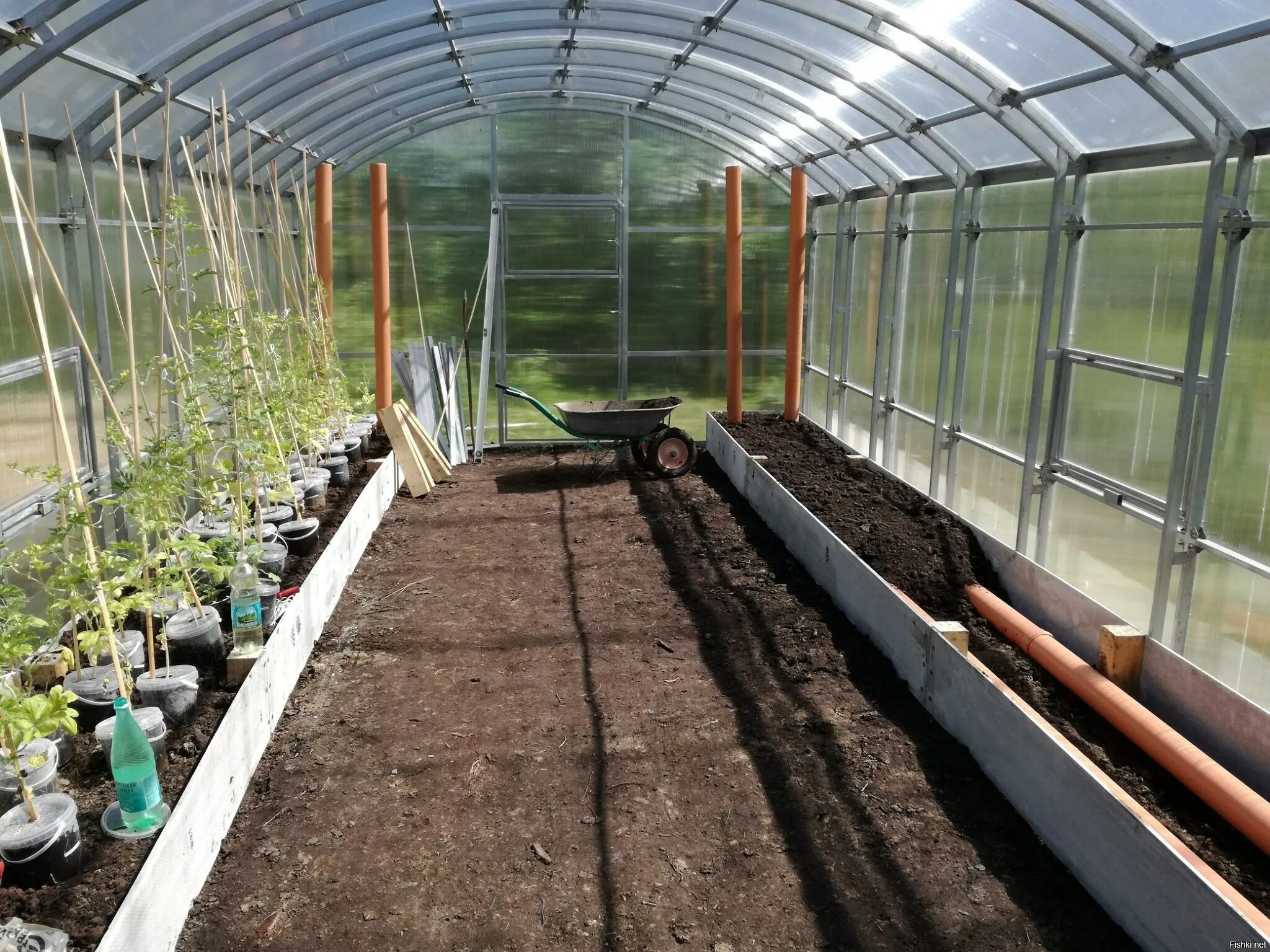 Грядка царица. Парник greenhouse т-21. грядки в теплице 3х6. теплица царица. грядки внутри теплицы.