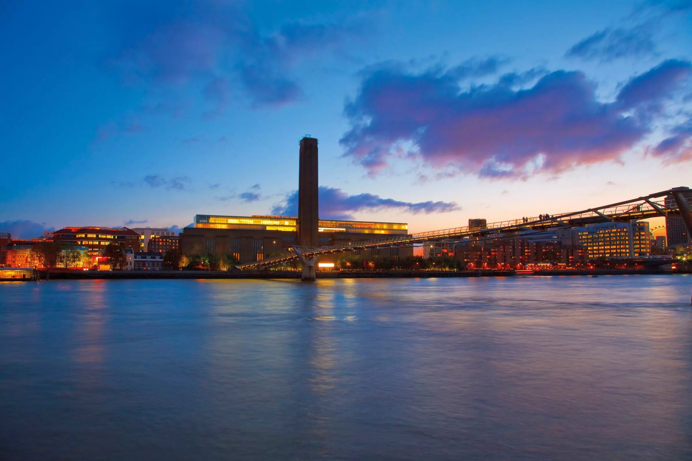 London is than new york. Тейт Модерн. Галерея Тейт Модерн в Лондоне. Музей Лондона Tate Modern. Современная галерея Тейт в Лондоне.