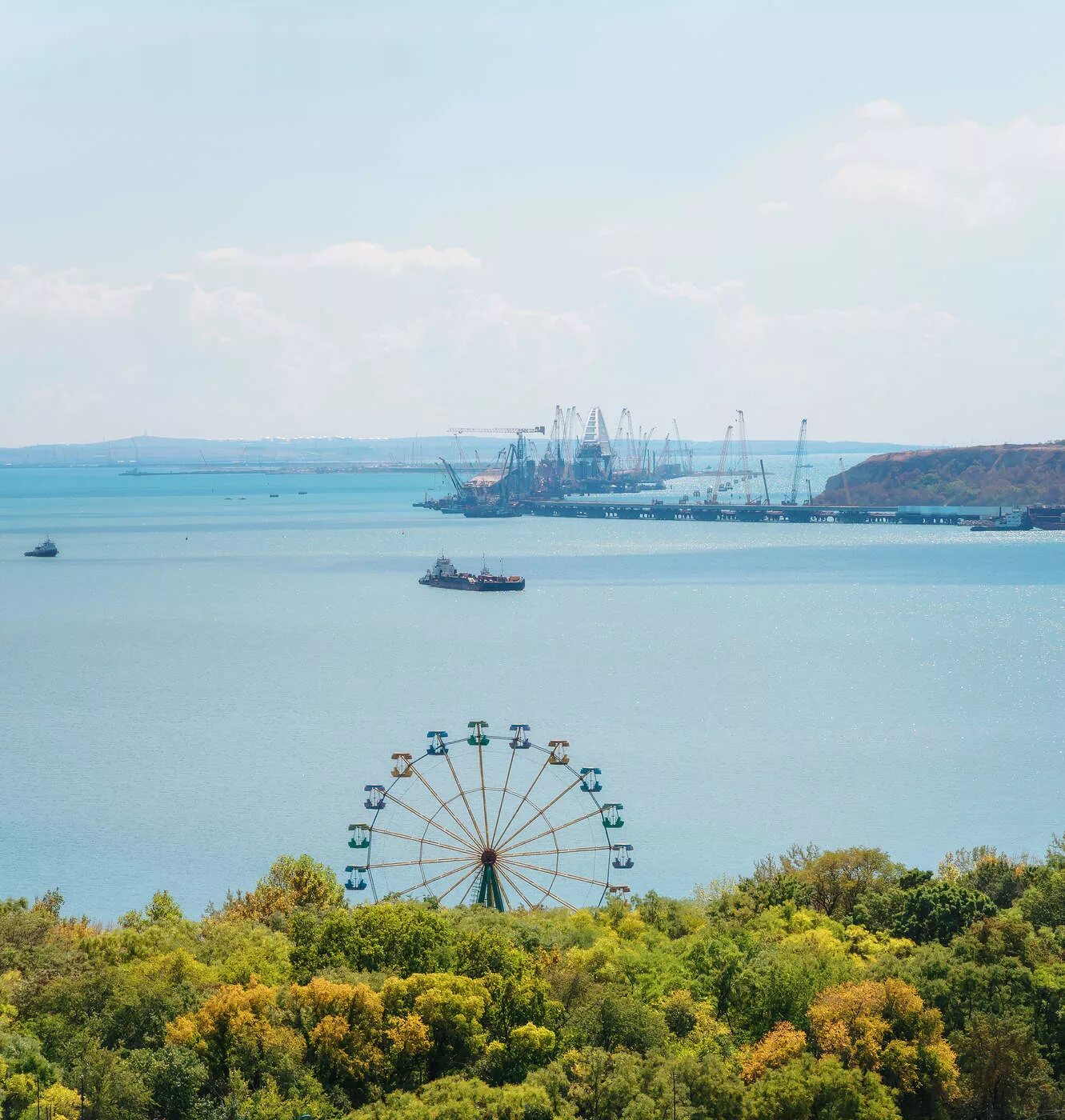 Вид на крымский мост с горы митридат. Керчь крымская республика. Керчь гора митридат пантикапей. Митридат гора керчь. Керчь крымская республика.