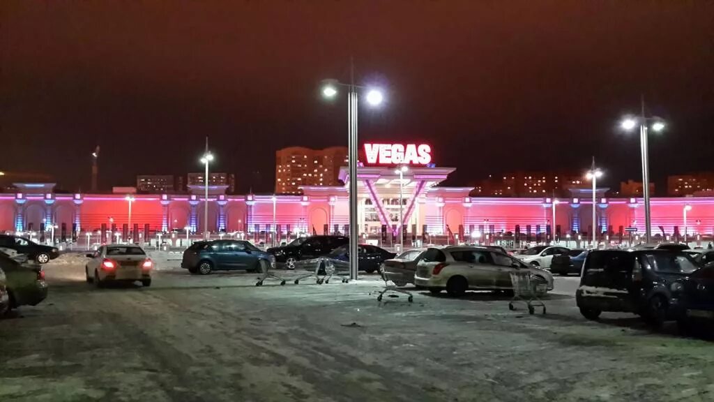 Самый большой центр в россии. Самый большой торговый центр Вегас в России. Самый большой ТЦ В России Вегас Каширское шоссе. Вегас Каширское шоссе фасад зима. Вегас Каширка зимой.