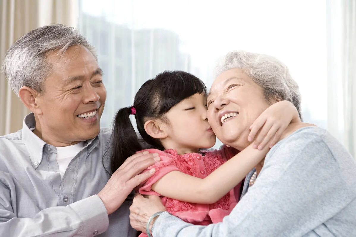 Grandpa is in the bedroom. Китайские бабушки с внуками. Бабушка и дедушка на китайском. Корейские бабушки и дедушки. Бабушка с внуками.