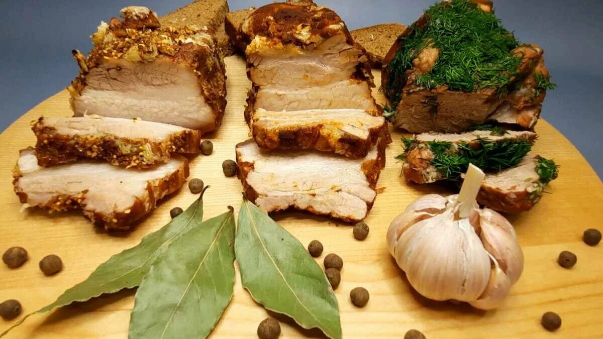 Как посолить сало в луковой шелухе горячим. Сало в луковой шелухе. варёное сало в луковой шелухе. сало в шелухе. сало в луковой шелухе в домашних.