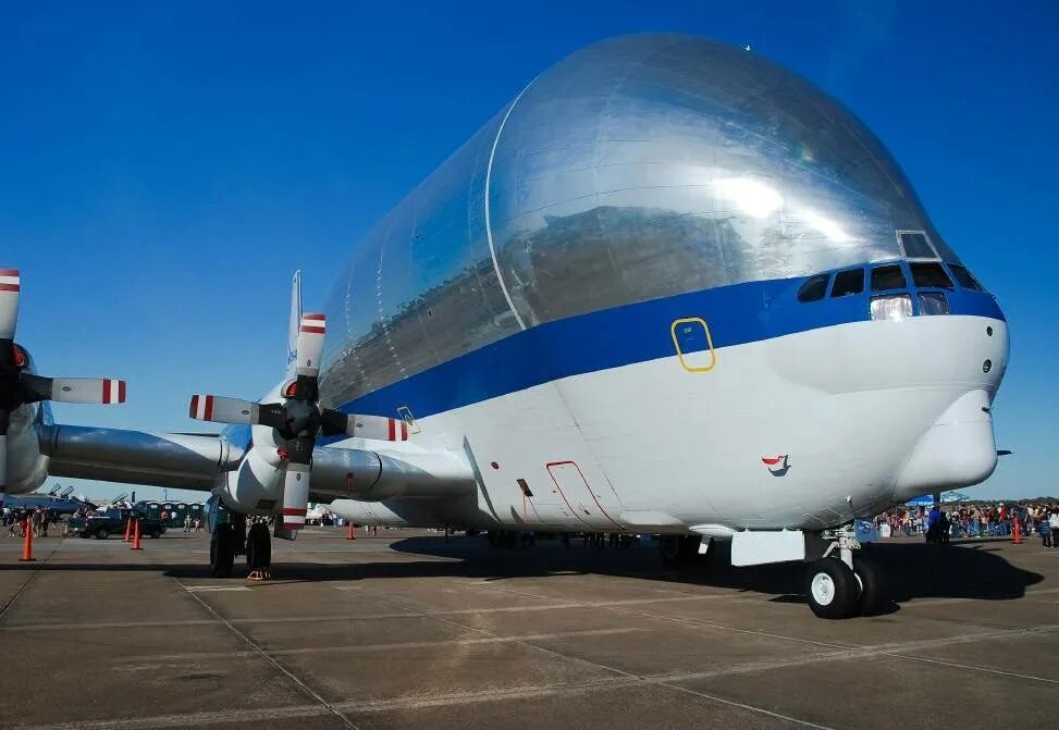 Большие российские самолеты. Boeing 377 super Guppy. Боинг 377 супер гуппи. Aero Spacelines super Guppy кабина. Боинг супер гуппи.