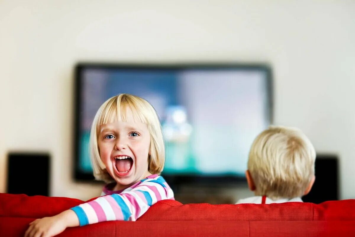 Kids watching tv. Телевизор для детей. Малыш и телевизор. Школьник у телевизора. Ребенок около телевизора.