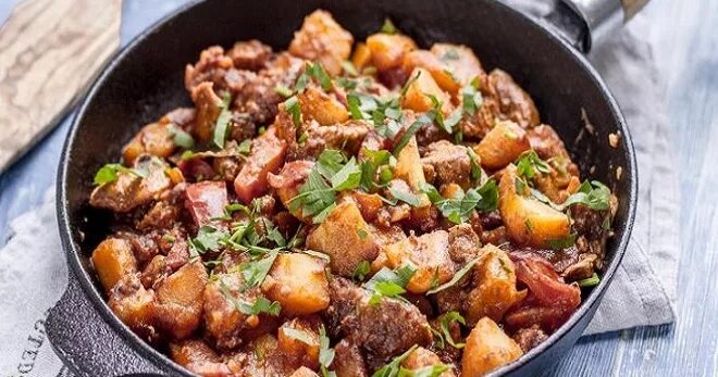 Жаркое с индейкой и картофелем. Жаркое из индейки с грибами. Жаркое с индейкой и картофелем. Картофель тушеный по деревенски. Жаркое из индейки с овощами.