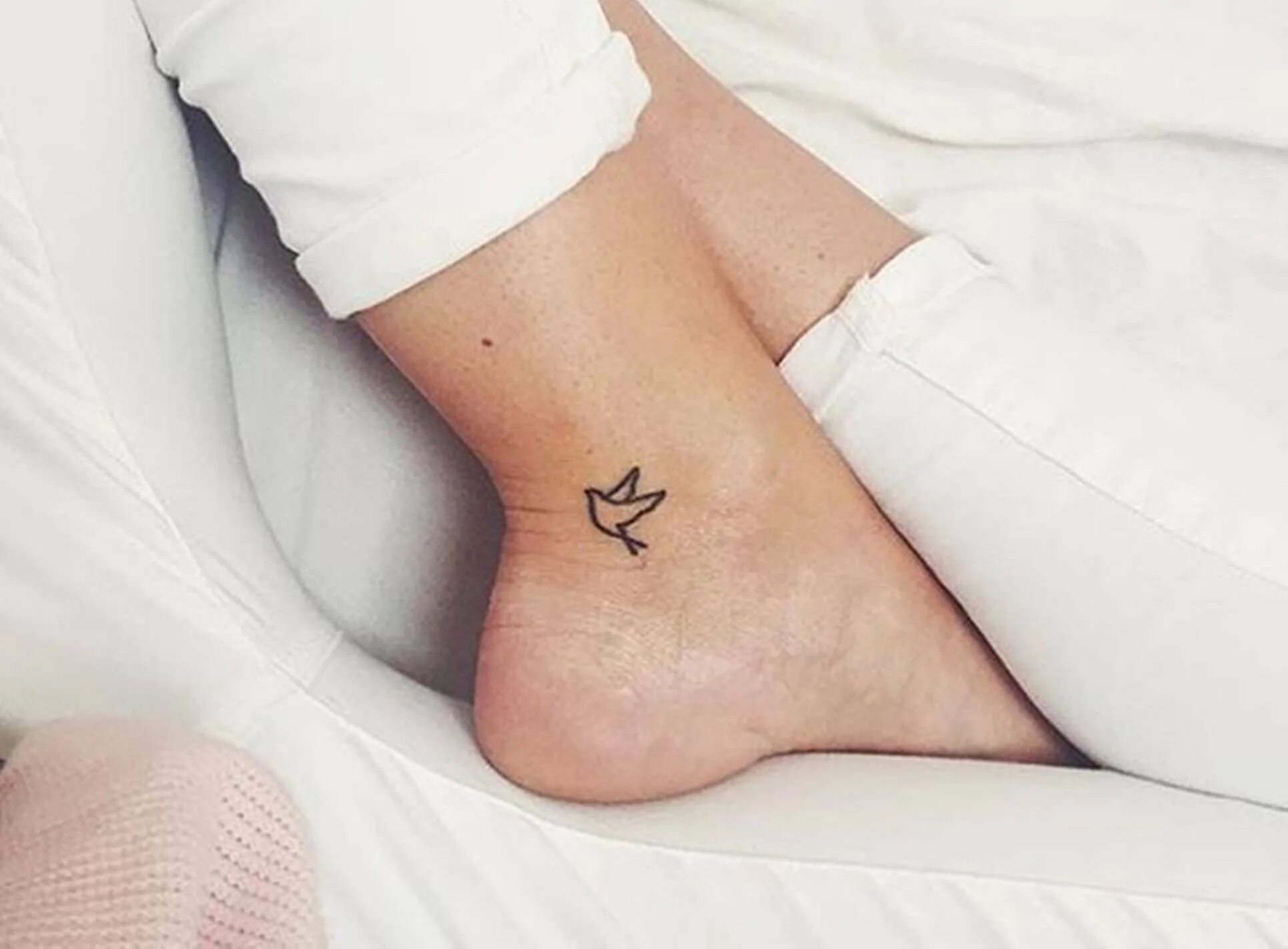 Татушки на щиколотке для девушек. Маленькая тату на ноге для девушек. Маленькие тату для девушек на ноге. Маленькие тату для девушек. Маленькие тату для левушку.