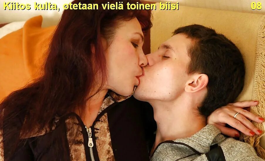 Поцелуй сына. Взрослые женщины с молодыми мальчиками. Фотосессия мать и сын. Русская лилиан. Взрослые женщины объятия.