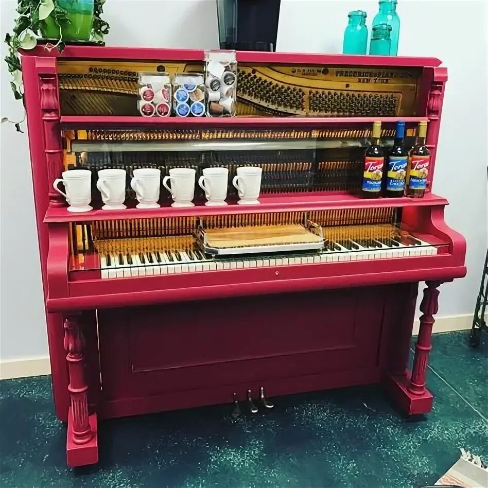 Что можно сделать из старого фортепиано Glittery piano recreated into a side table Repurposed Piano Ideas You Can Try On