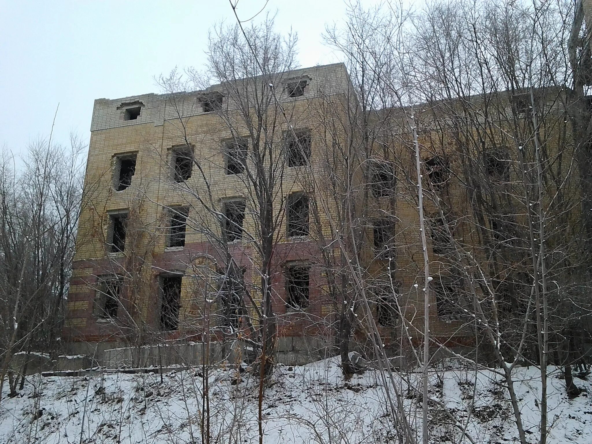 Заброшки саратова. Элеватор Саратов заброшка. Заброшенная больница в Саратове. Заброшка гор больница Златоуст. Колизей Саратов заброшка областная больница.