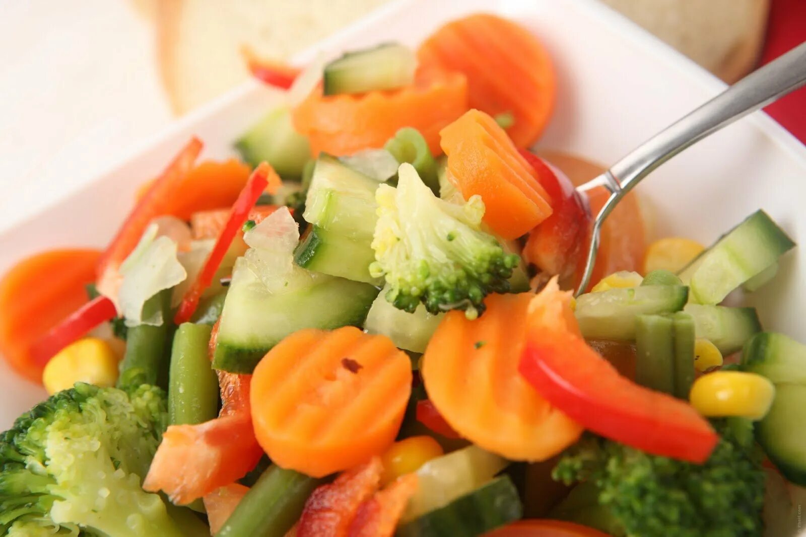 Блюда из отварных овощей. Отварные овощи. Салат из отварных овощей. Салат с вареными овощами. Овощной салат из вареных овощей.