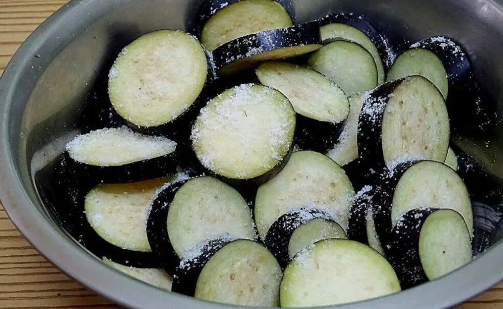 Баклажаны жареные кружочками. Баклажаны кружочками. жареные баклажаны на сковороде. баклажаны кружочками на сковороде. баклажаны нарезанные кружочками.
