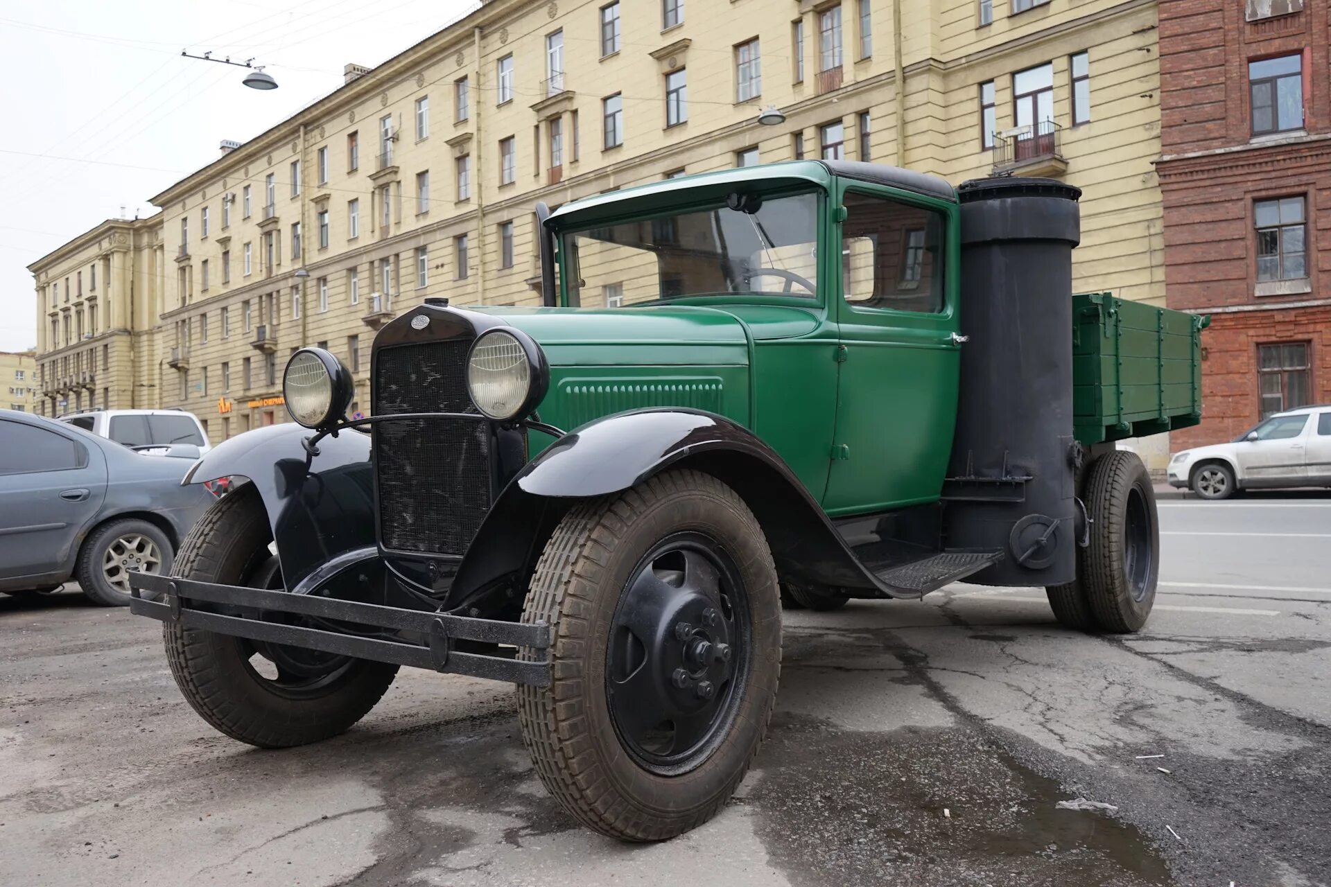 Магазин полуторка. ЗИС-5 газогенераторный. Газогенераторный автомобиль ГАЗ-42. Полуторка и ЗИС 5. Автомобиль ЗИС 5.