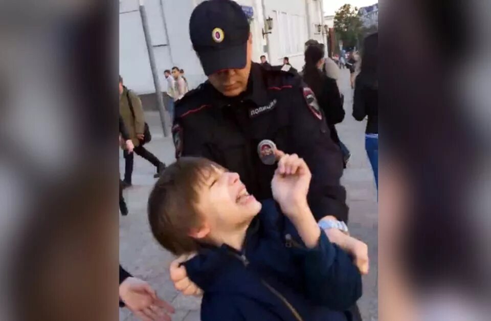 Мальчик тащит отца из тц. Полиция арестовала мальчика. Полиция арестовывает детей. Полиция задержала пацана.