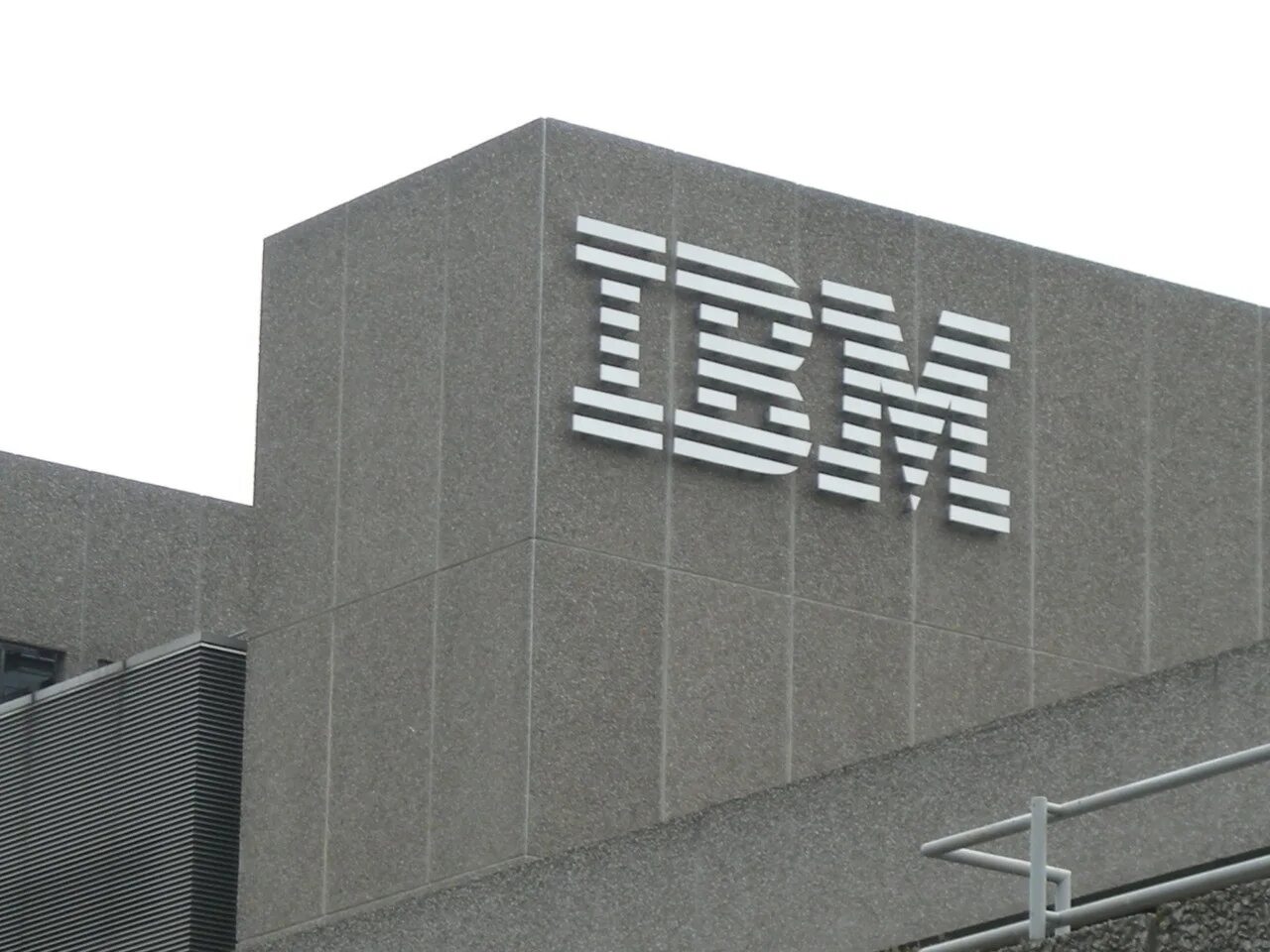 Ibm сша. Ibm компания. ibm штаб квартира. завод ibm.