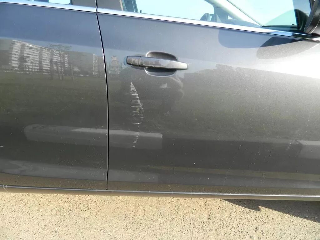Неизвестная царапина. Задели дверью на парковке. Поцарапал машину открывал дверь. Царапина на машине от двери соседней машины. Царапины от дверей на парковке.