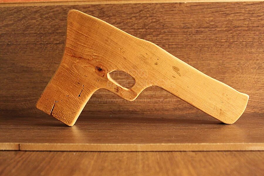 столярные поделки. игрушечная деревянная машинка. автомат калашникова деревянный. поделки из древесины. самодельные деревянные.