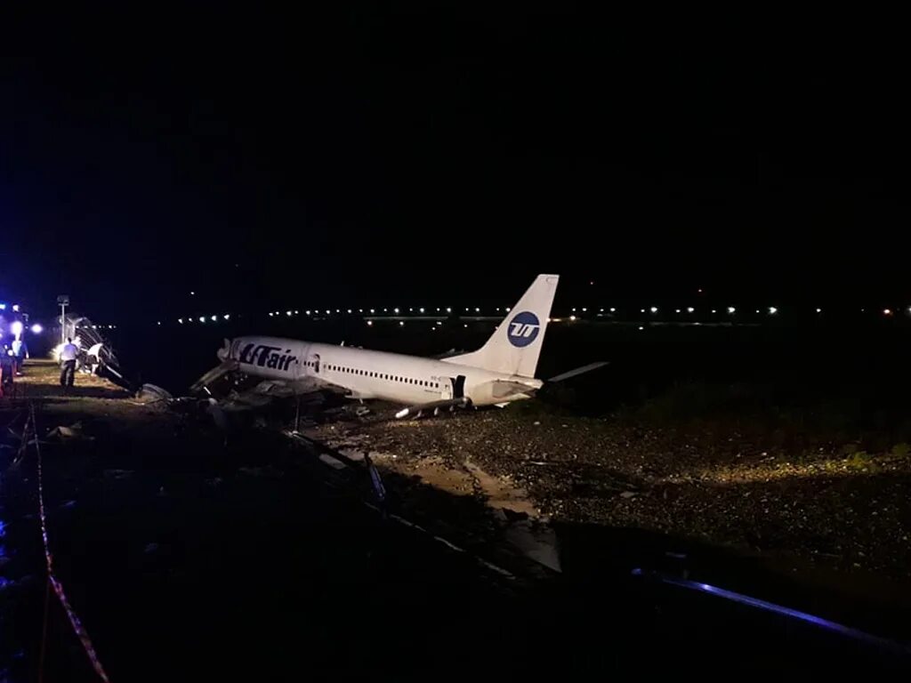 Рейс москва сочи самолет шереметьево. Авиакатастрофы боинг 737 utair. аэропорт сочи боинг 737. авария боинг 737 в сочи. выкатывание боинг-737 ютэйр.