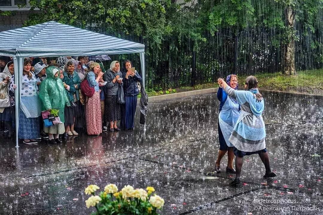 Жизни не помеха. Плохая погода. Дождь не помеха. Дожди идут но нас не смоешь. Дождь не помеха для хорошего настроения.