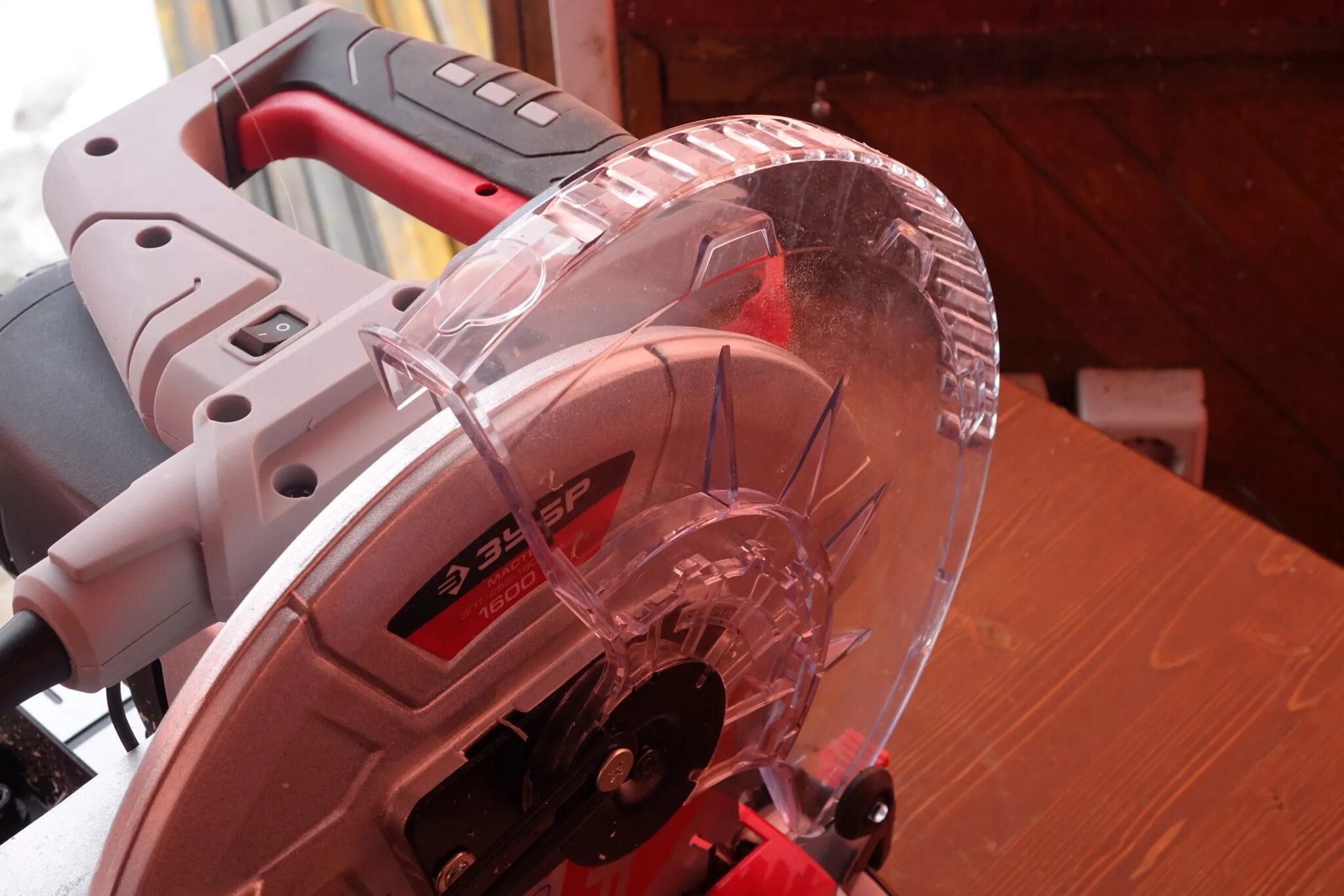 Торцовочная пила зубр зптк-210-1500. Пильный диск по дереву зубр 230мм. Диск на торцовочную пилу зубр. Защита на торцовку зубр. 8 мм.