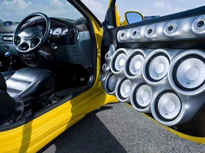 Колонки в машину. Музыкальный автомобиль. Автозвук колонки. Решетка автомузыки алпайн форд. 8811-8.