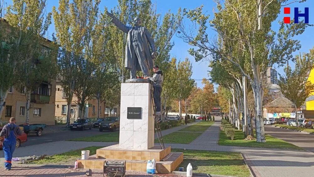 Покажи мелитополь. Памятник Ленину в Мелитополе. Мелитополь памятник в Мелитополе. В Мелитополе восстановили памятник Ленину. Памятник Ленину (Мелитополь) памятники революционерам.