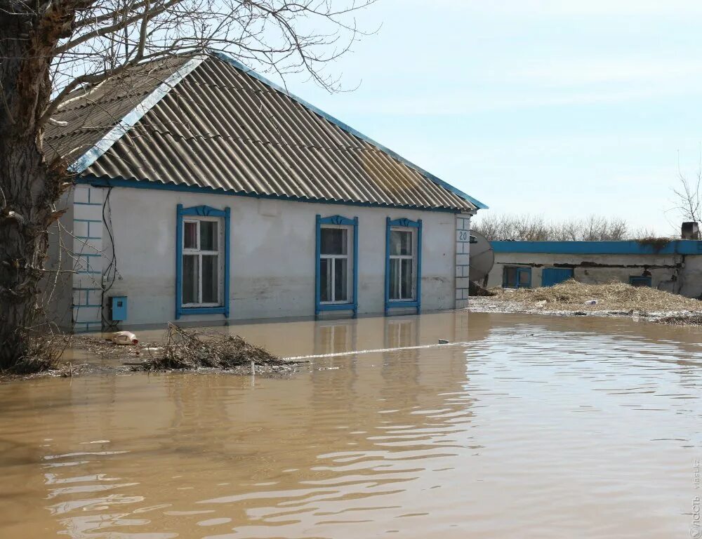 Наводнение в костанае. Село Карагаш Казахстан. Туркестанская область паводки. Паводок в селе. Паводок в Кустанайской области.