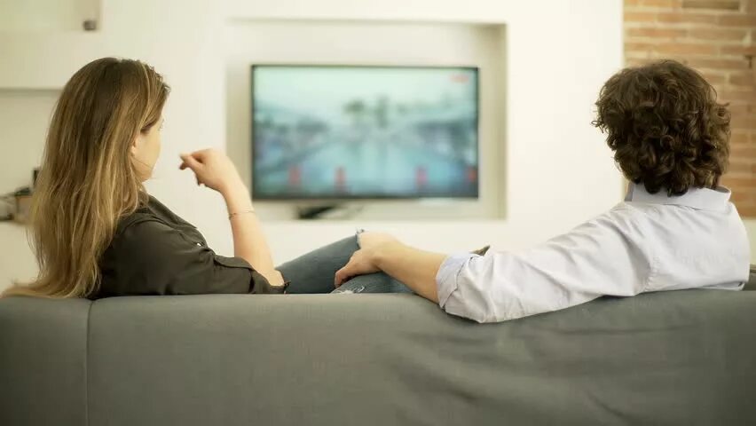 Watch tv is good. Телевизор наблюдения. много людей сидят у телевизора. экран. watch tv.