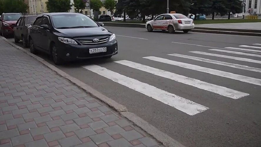 Езда по тротуару. Высота полусферы на парковке. Пешеходный и машина. Штраф за пешеходную дорожку. Мини машина езда по тротуару.