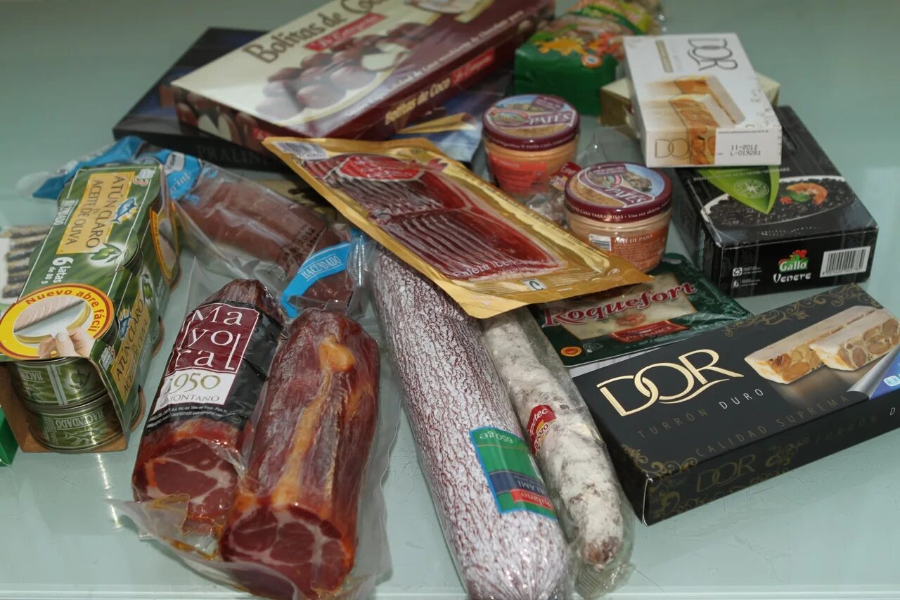 Настоящие испанские деликатесы. Хамон иберико. Испанские деликатесы из мяса. Колбаса сыровяленая сальчичон черкизово. Горячие штучки испанские деликатесы.