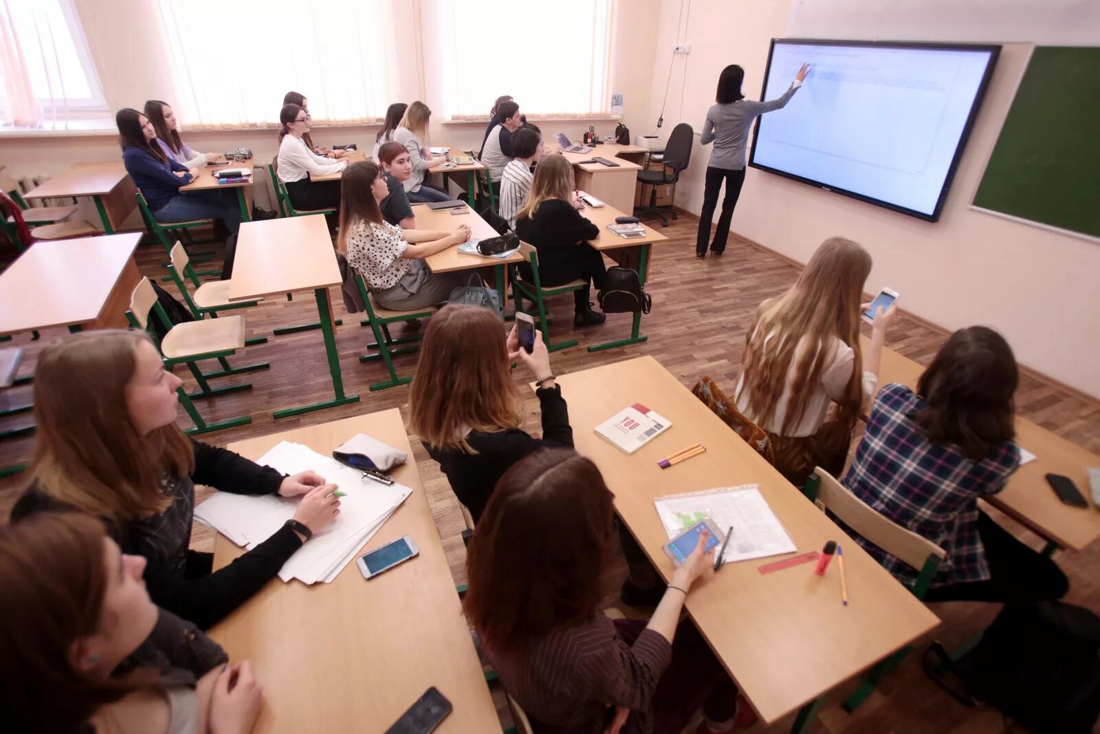 Одноклассники москва школы. Урок в школе. Школа Старшие классы. Занятия в старшей школе. Старшеклассники на занятиях.