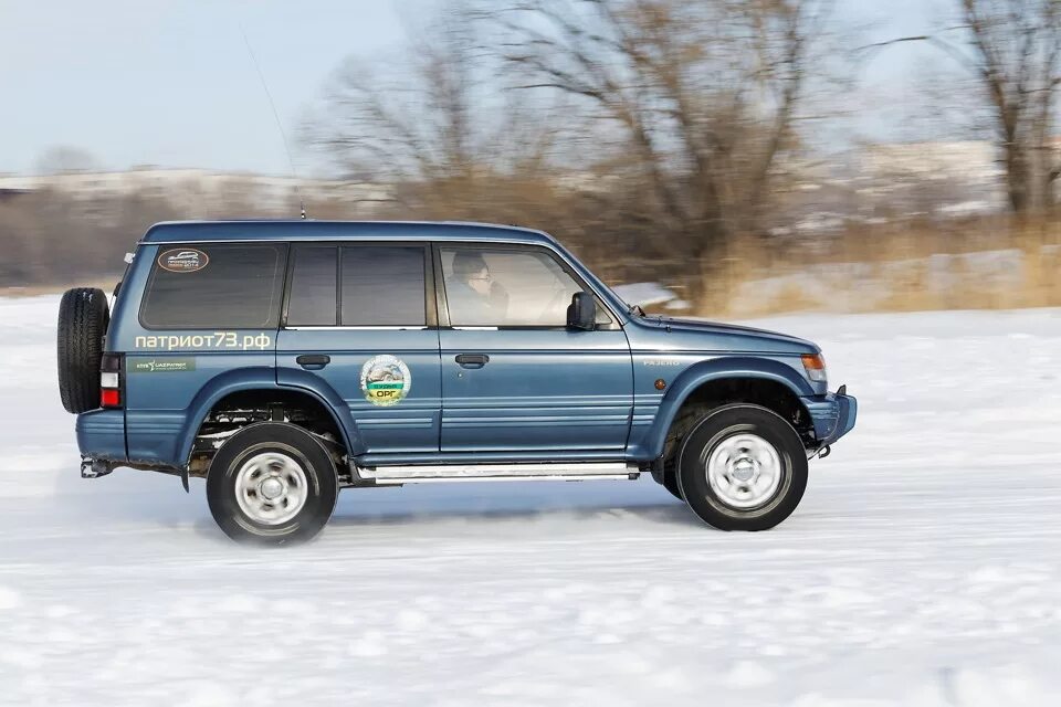 Специализированный сервис митсубиси. Паджеро 4 на подъемнике. Mitsubishi pajero обслуживание. Pajero 4. Подножки на митсубиси паджеро 3.