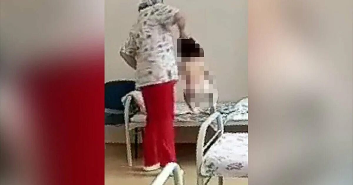 Почему над ребенком издеваются. Надругательство над детьми. издевательства над детьми в больницах. медсестра издевается над ребенком в больнице.