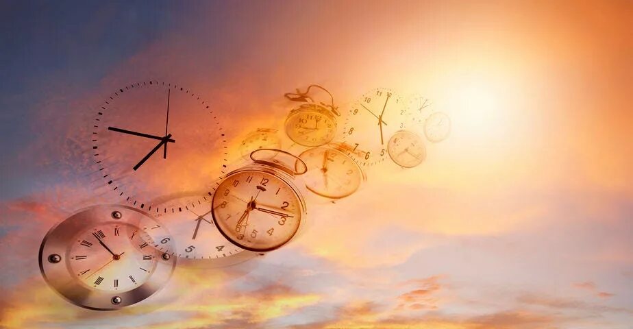 Бег времени. Уходящее время. А время уходит. Часы жизни человека. Небо с часами.