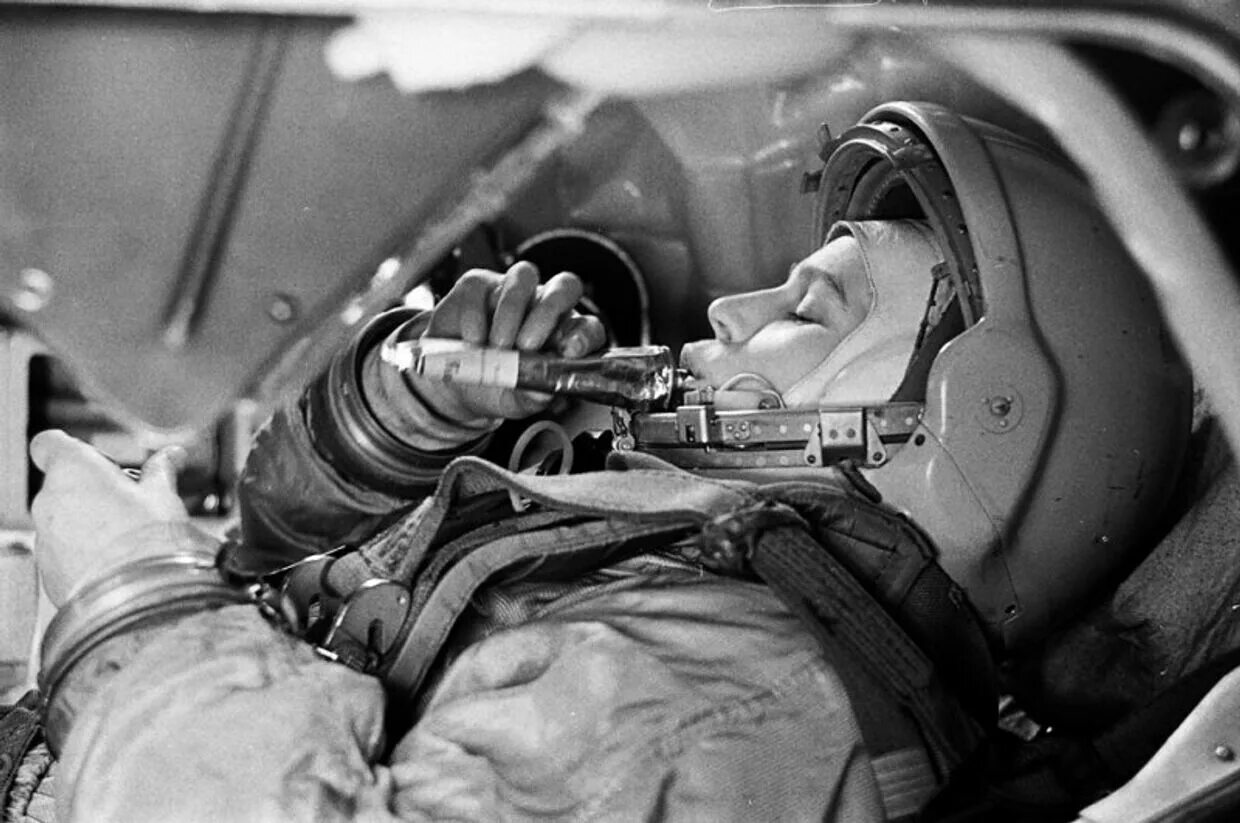 Первый космический полет терешковой. Терешкова космонавт. Терешкова подготовка к полету. Терешкова космонавт Восток 6. Терешкова первый полет в космос.