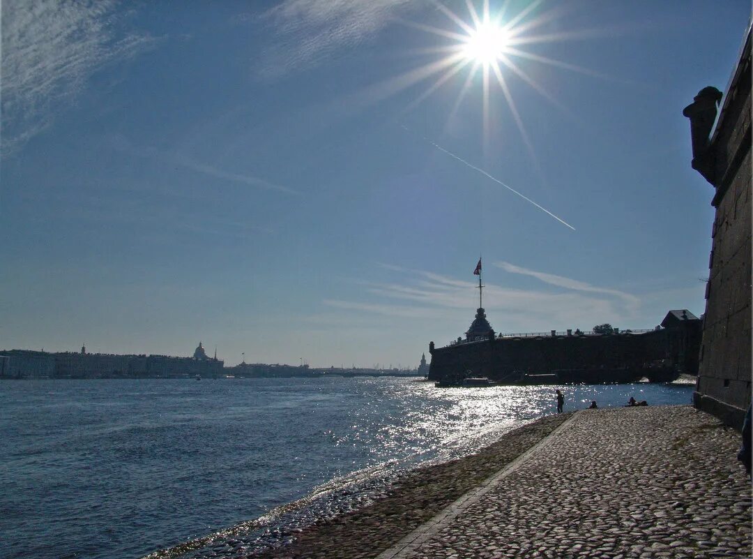 эффект гало в санкт-петербурге. петропавловская крепость в санкт-петербурге на рассвете. восход солнца над невой. санкт-петербург солнце. солнечный день в питере.
