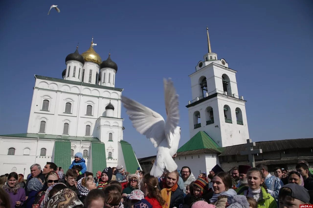 Благовещение в 2024 году у православных россии. Псков Благовещение Богородицы. С Благовещением Пресвятой Богородицы. С праздником Благовещение Псков. Благовещения весенний праздник.