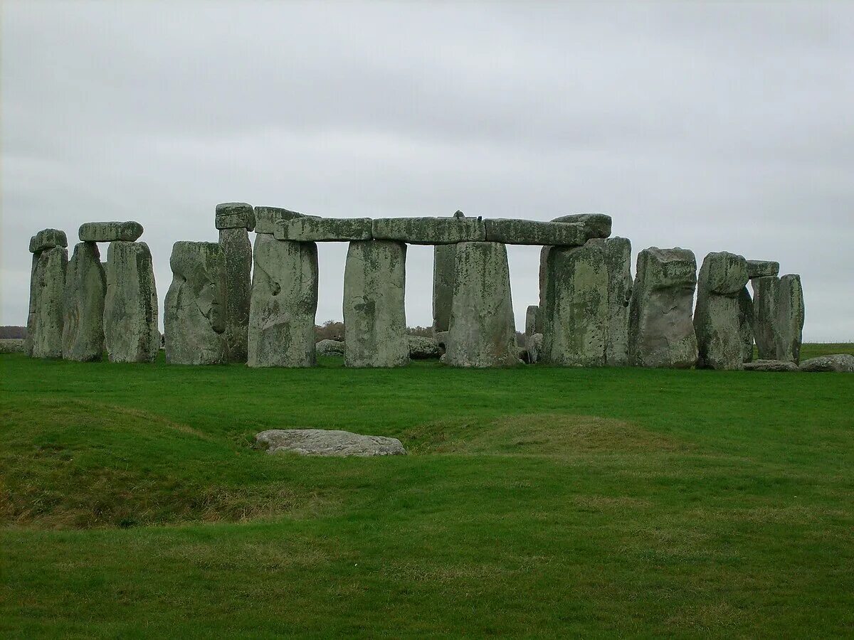 The two stones. Кромлех Стоунхендж. Кромлех Стоунхендж Англия. Уральский Стоунхендж. Мегалитические памятники Великобритании.