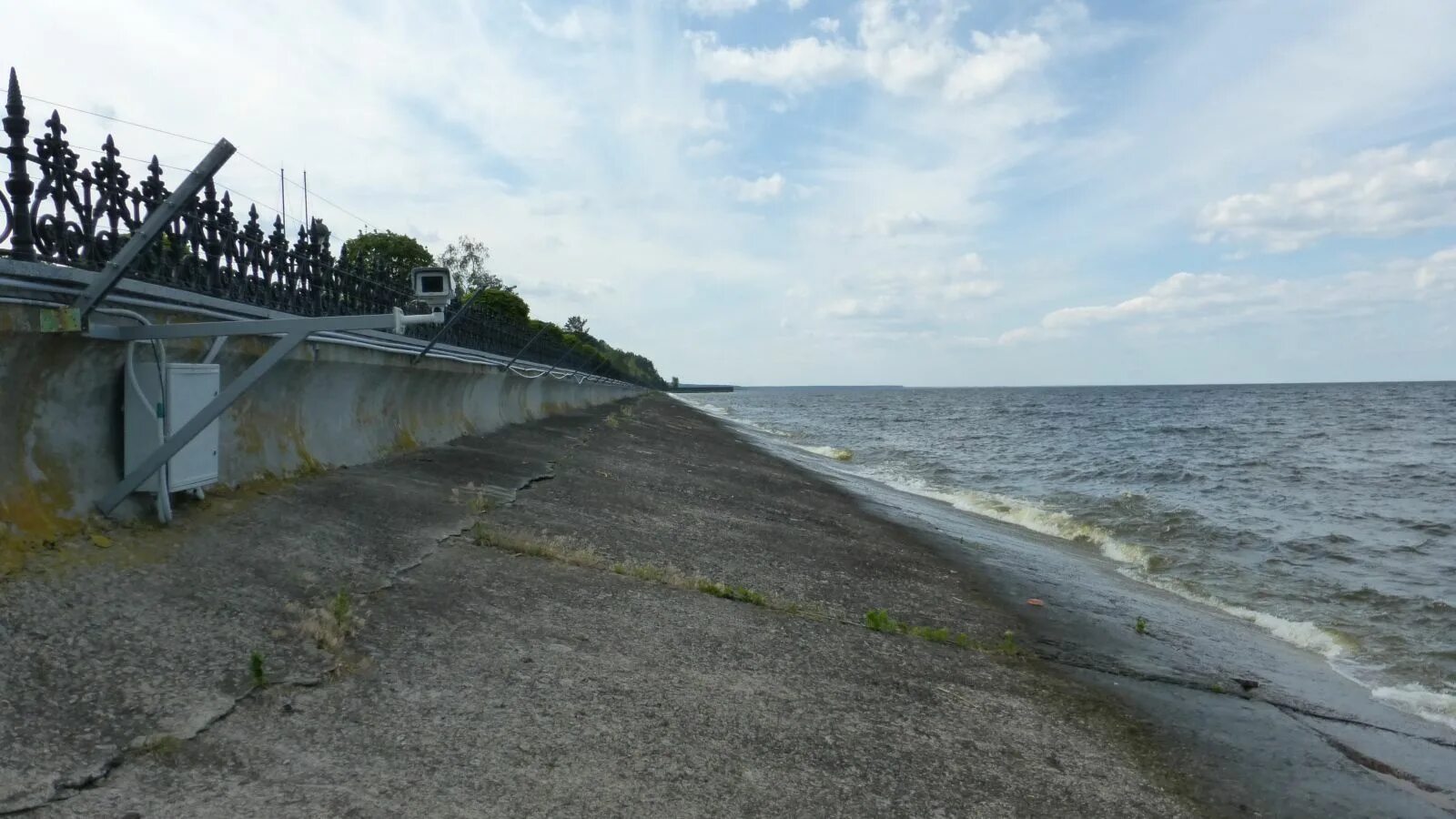 Бетонный берег. Бетонный берег водохранилищ. Киевское водохранилище фото. Киевское водохранилище радиация. Киевское водохранилище водохранилища.