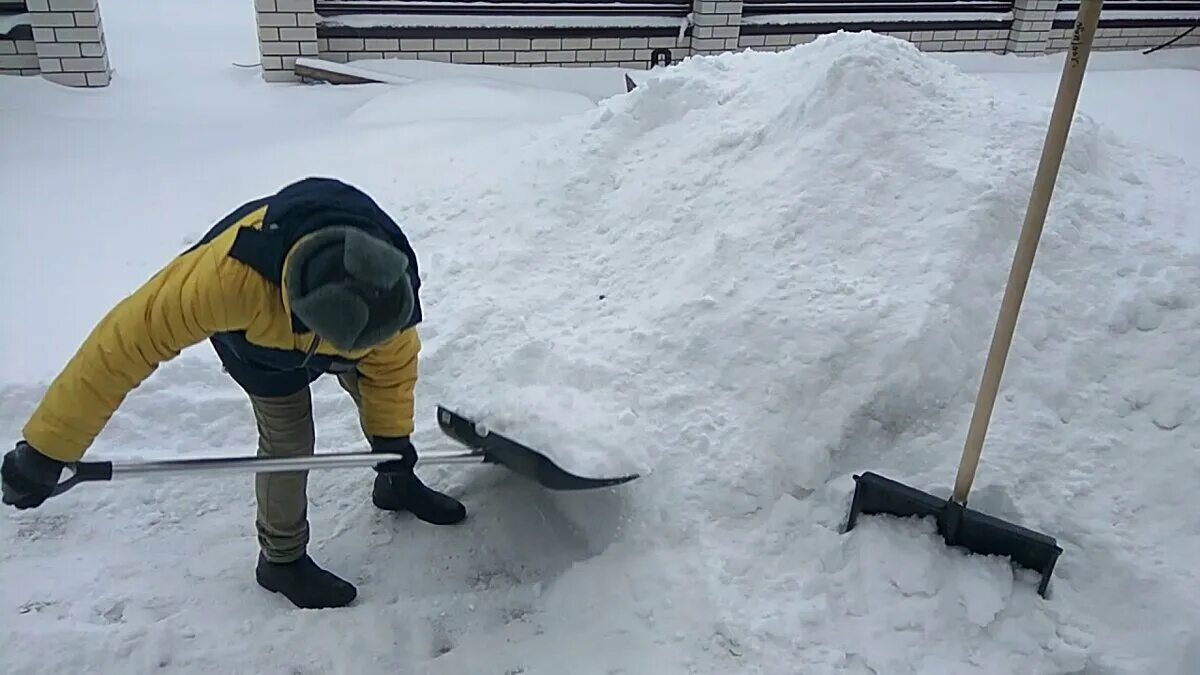 Уборка снега в снт. Лопата для уборки снега. Уборка снега. Очистка снега. Лопатка для очистки от снега.