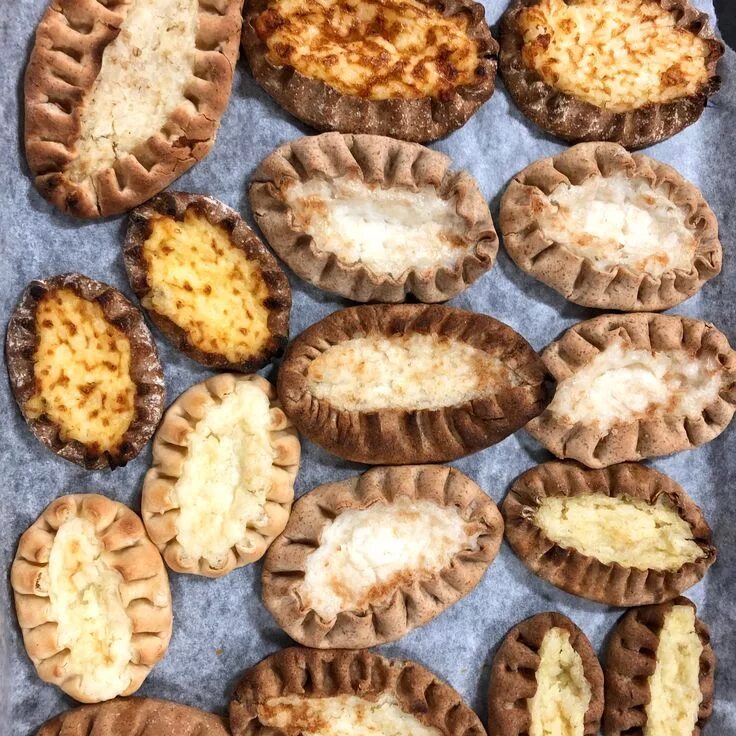 калитки карельские из ржаной муки рецепт классический. выпечка калитки с картошкой. калитки карельские с картошкой. калитка с грибами. пирожки колядки.