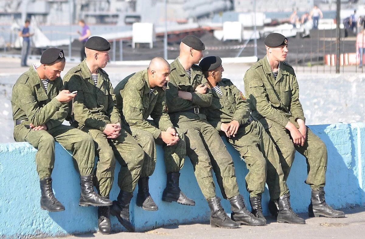 Военнослужащий протирающий штаны ответ. Военнослужащий.