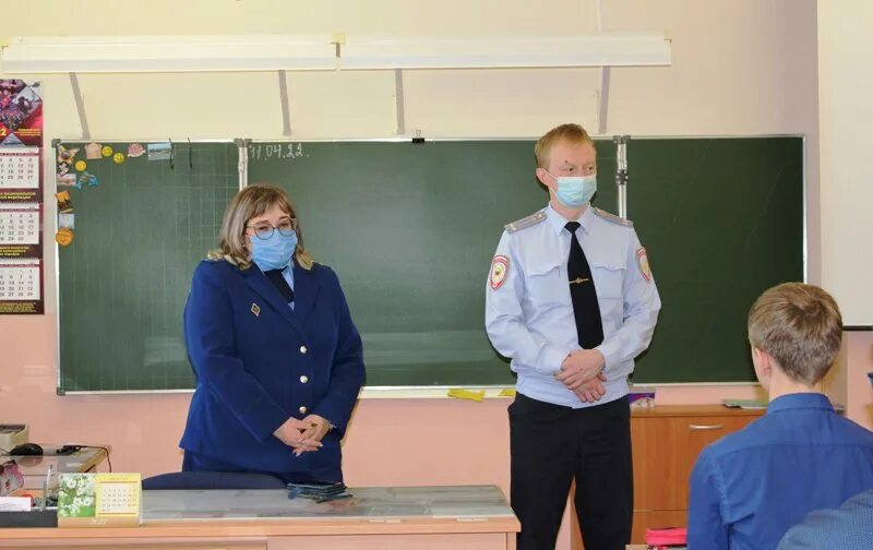 чоп это правоохранительный орган. сотрудники правоохранительных органов. полицейский отдел. сотрудники правоохранительных органов провели. полицейский в школе на лекции.