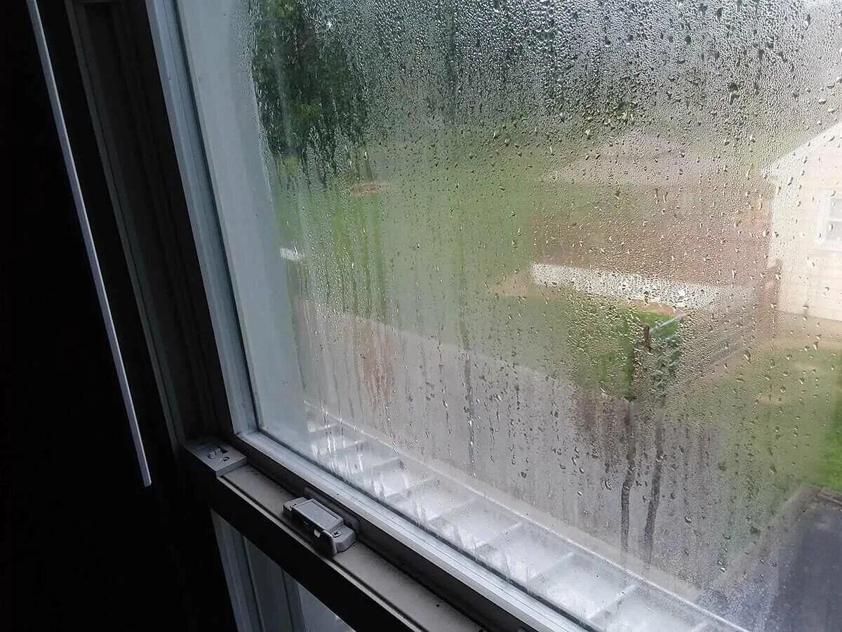 Промерзают пластиковые окна. Влажность на окнах. Конденсат на окнах балкона. Стекла с конденсатом. Вода внутри окна