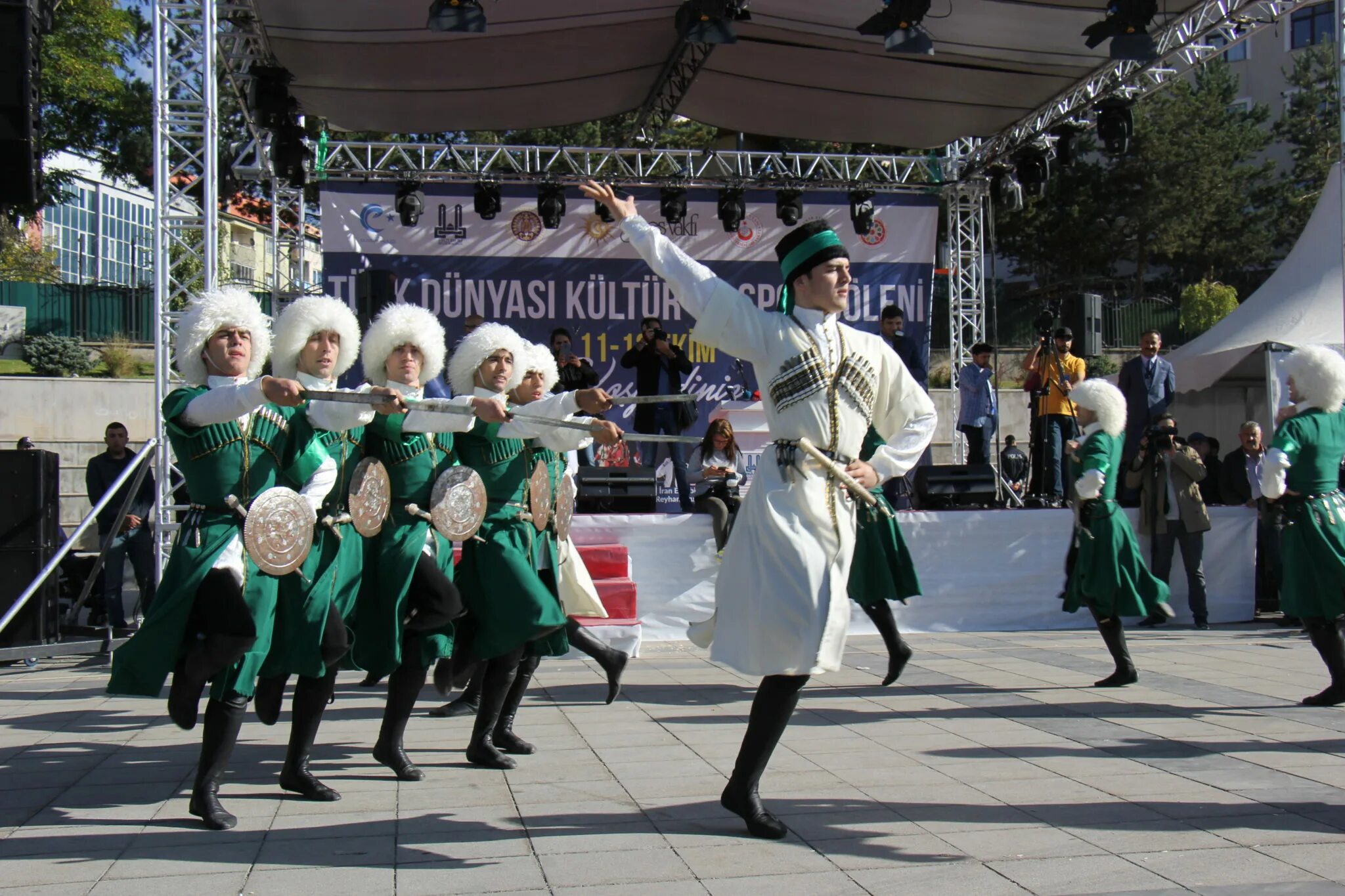 Дагестан выступление. Танцы народов россии. Горцы ансамбль лезгинка. Дагестан выступление. Дагестан выступление.