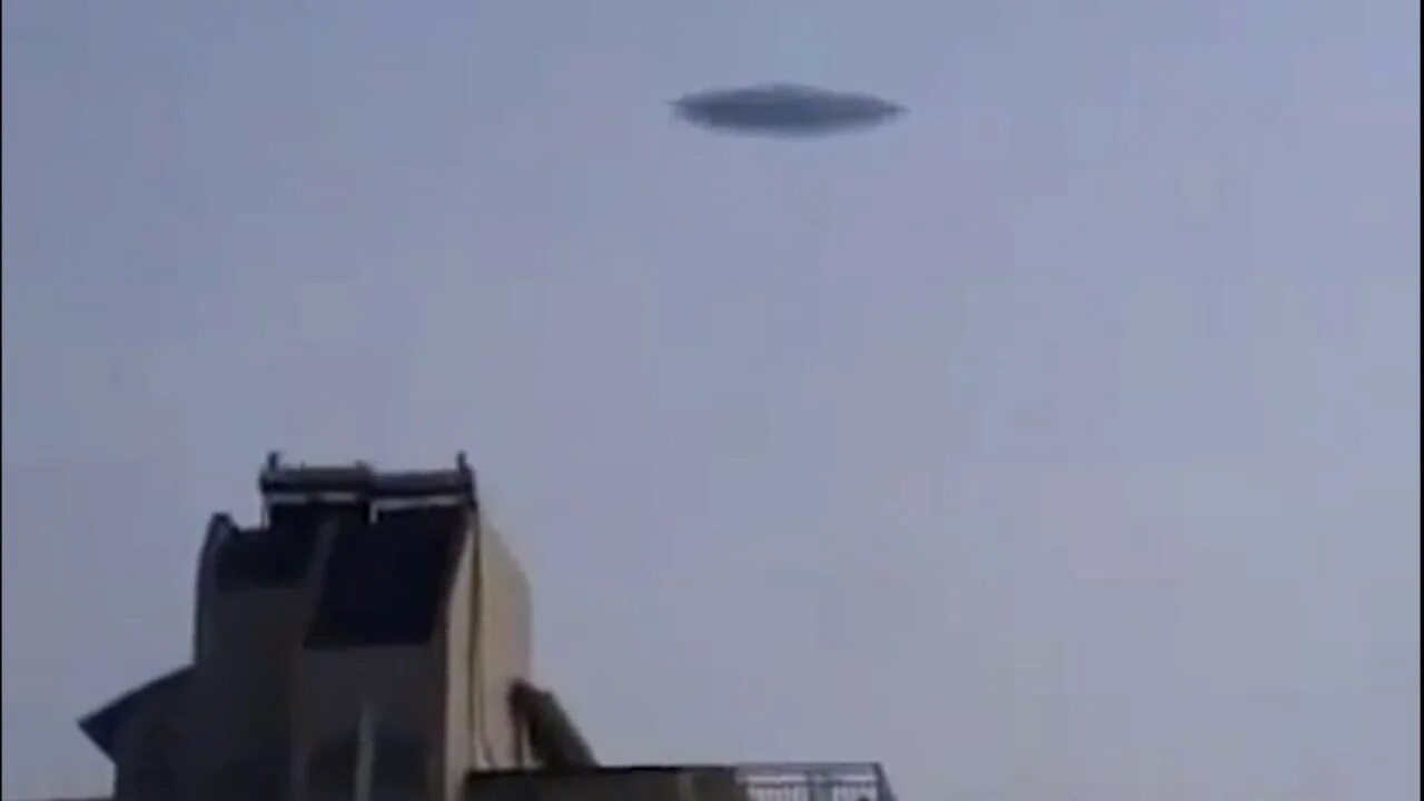 Нло над нижним новгородом. Летающие черные пятна. Свечение над екатеринбургом в небе. Что за белая штука в небе летает. В небе над евпаторией ракета.