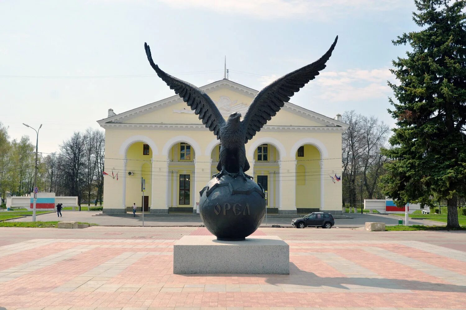 ЖД вокзал орёл.Орел памятник. Город Орел памятник Орлу. Памятник Орлу в Орле на вокзале. Орел на Привокзальной площади г орла. Город орел орловская область россия