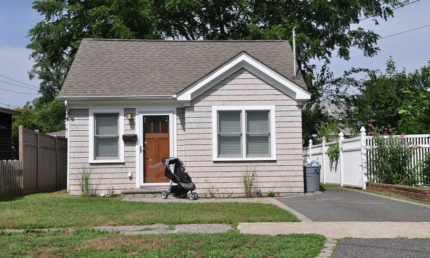 Small House USA. Starter Home. Vs Home. Identical American Homes.