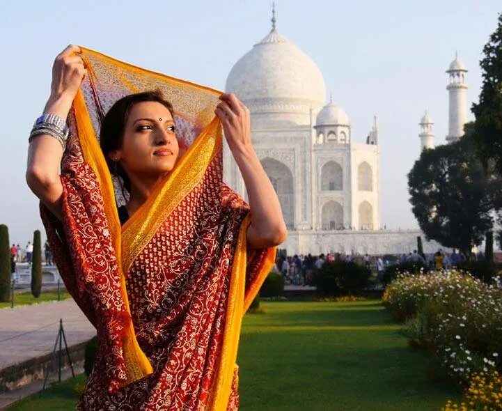 Этикет индии. Тадж Махал девушка в Сари. Индийская девушка в храме. Культура поведения в Индии.
